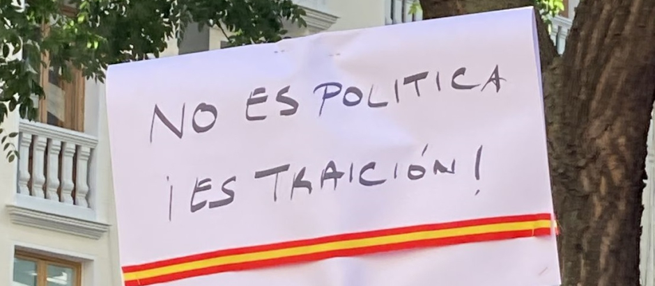 «Puigdemont a prisión» ha sido uno de los gritos más repetidos en esta protesta cívica