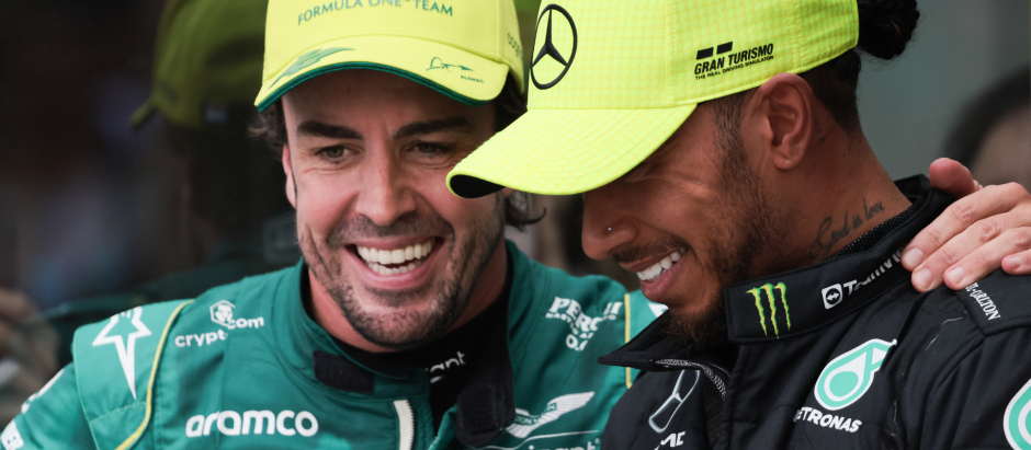 Fernando Alonso y Lewis Hamilton se saludan afectuosamente esta temporada