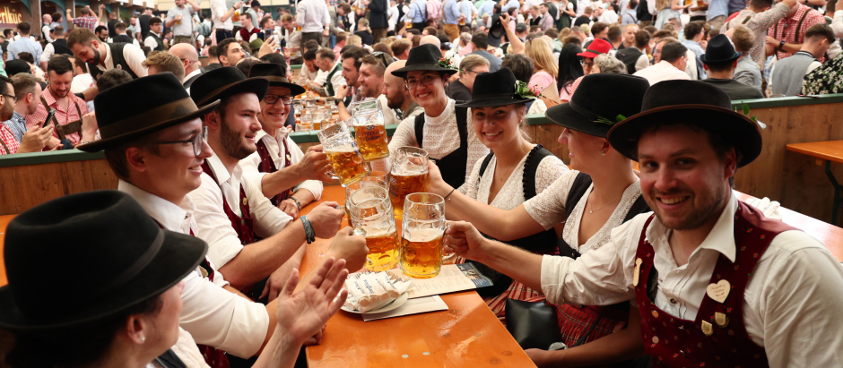 Alemanes brindando por el Oktoberfest