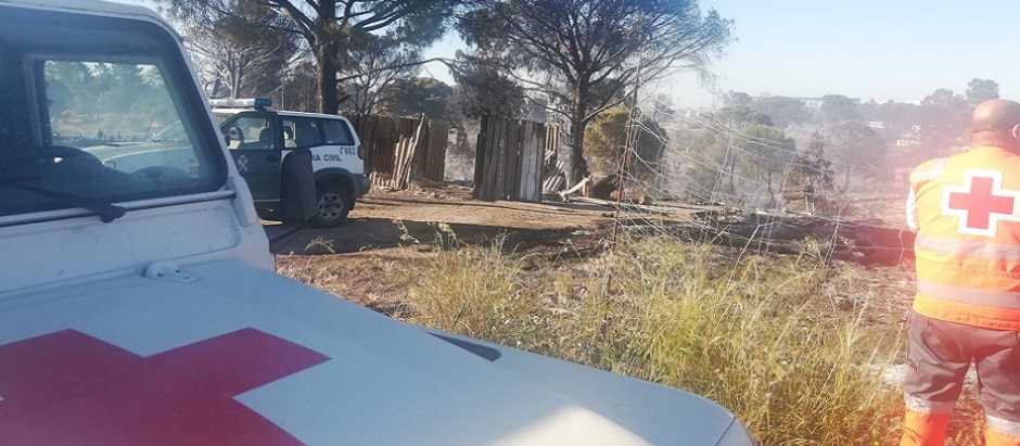 Efectivos del 112 intervienen en el incendio de un poblado chabolista en Palos de la Frontera (Huelcva)