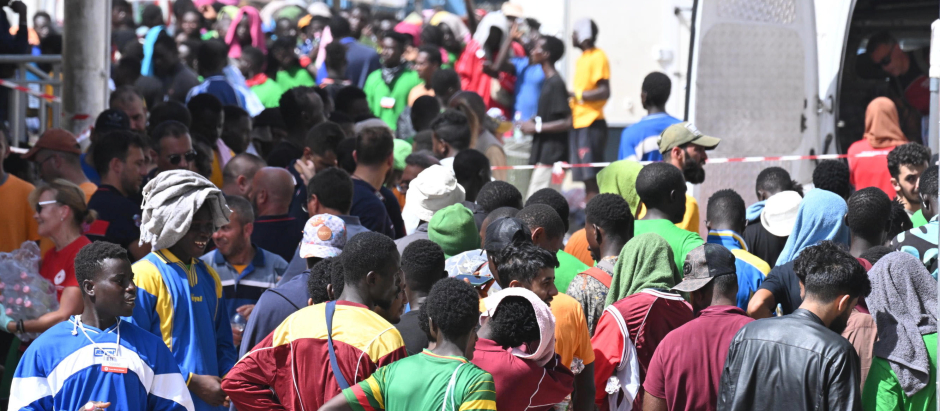 Multitud de inmigrantes ilegales esperan ser repartidos desde la isla de Lampedusa a otros países