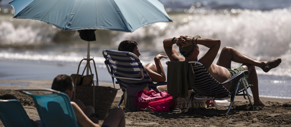 Numerosas personas disfrutan del buen tiempo y sol en la playa del Rincón de la Victoria (Málaga)
