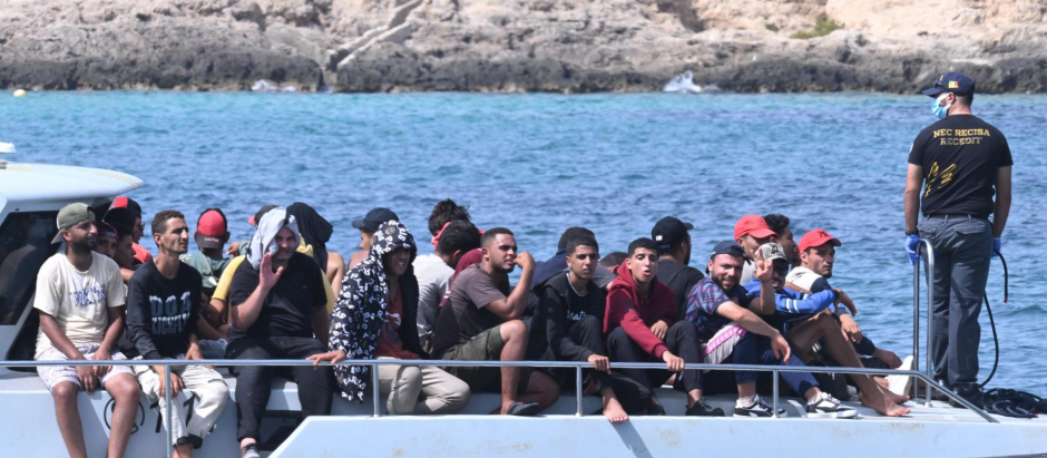 Inmigrantes a su llegada a la isla italiana de Lampedusa