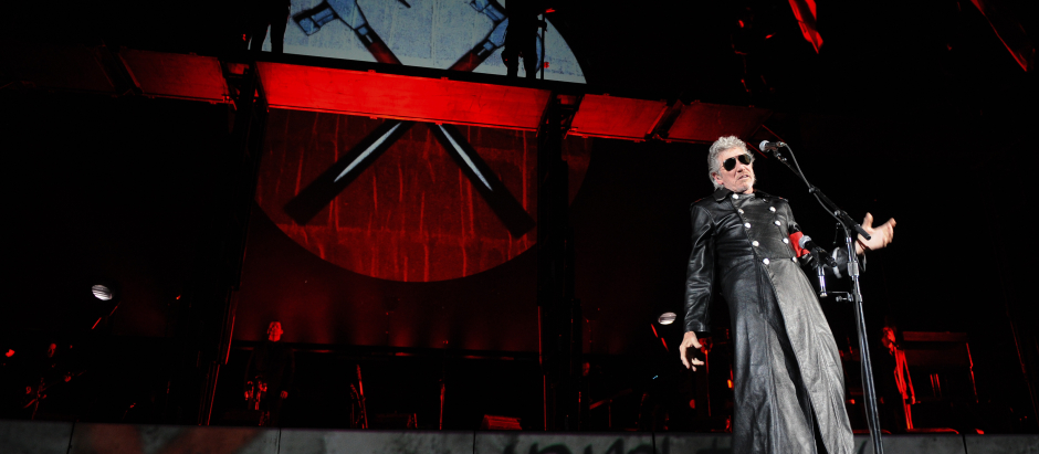 Roger Waters durante un concierto con indumentaria semejante a la nazi