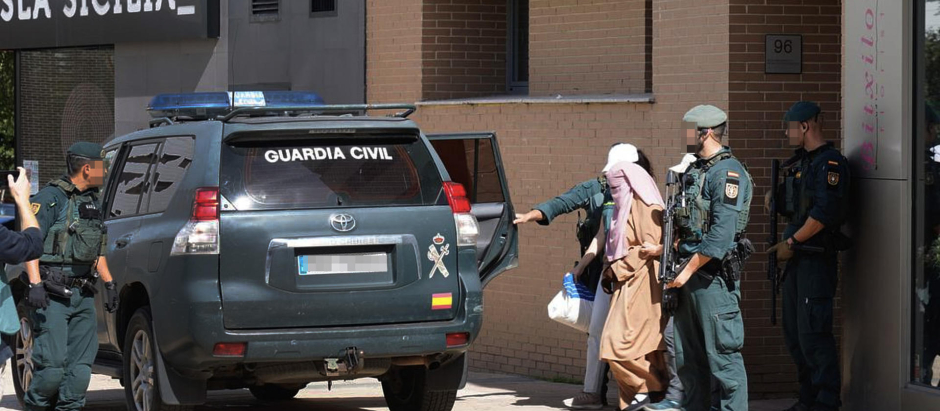 Agentes de la Guardia Civil trasladan a la mujer detenida en el barrio de Zabalgana de Vitoria, en una operación contra el yihadismo