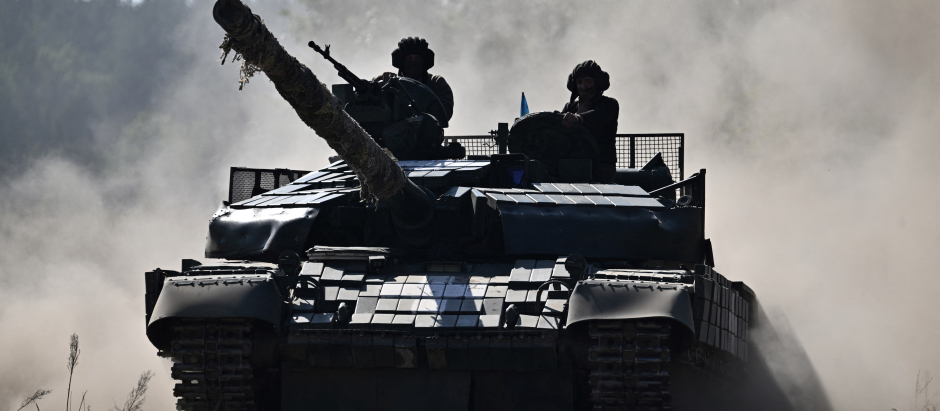 Militares ucranianos en un tanque T-64 durante un entrenamiento en la región de Kiev