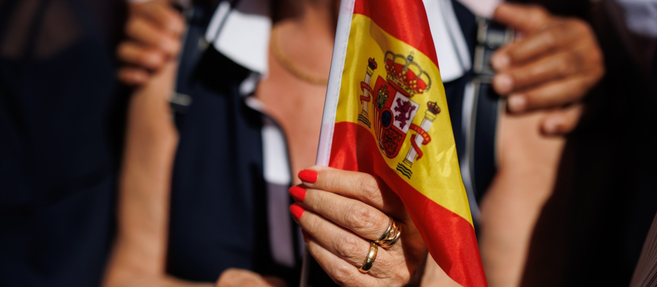 Una persona sujeta una bandera de España durante la última manifestación organizada por el PP en Madrid