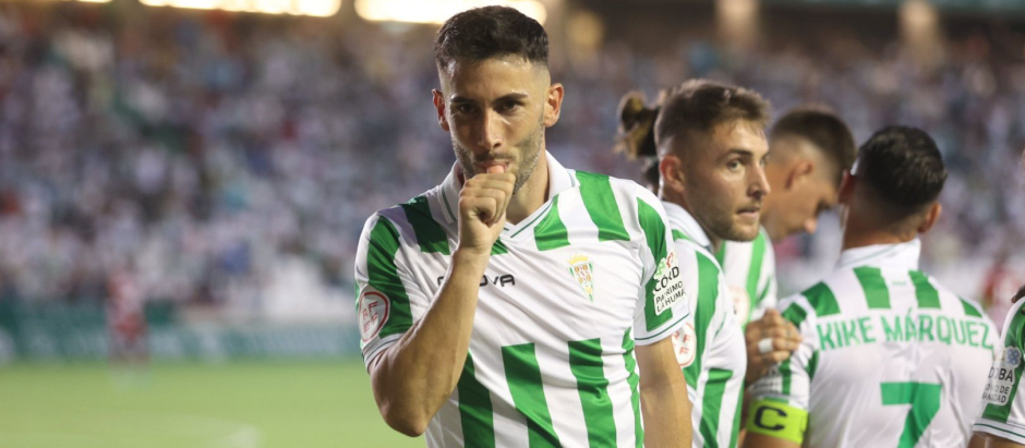 Carlos Albarrán celebra un gol ante el Recreativo de Granada
