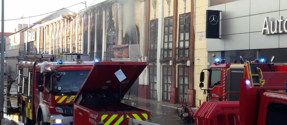 Bomberos sofocando el fuego de la discoteca Teatre de Murcia