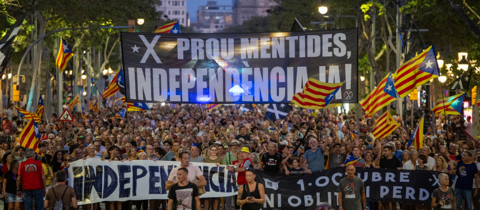 Decenas de manifestantes durante una concentración por el 1-O en Barcelona