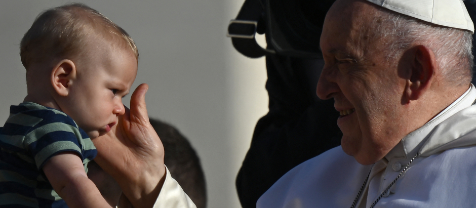 El Papa saluda a un niño, a su llegada a la audiencia del miércoles 27 de septiembre