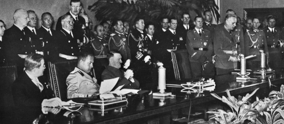 Firma del Pacto Tripartito: Saburō Kurusu (en representación de Japón), Galeazzo Ciano (Italia) y Adolf Hitler (Alemania)