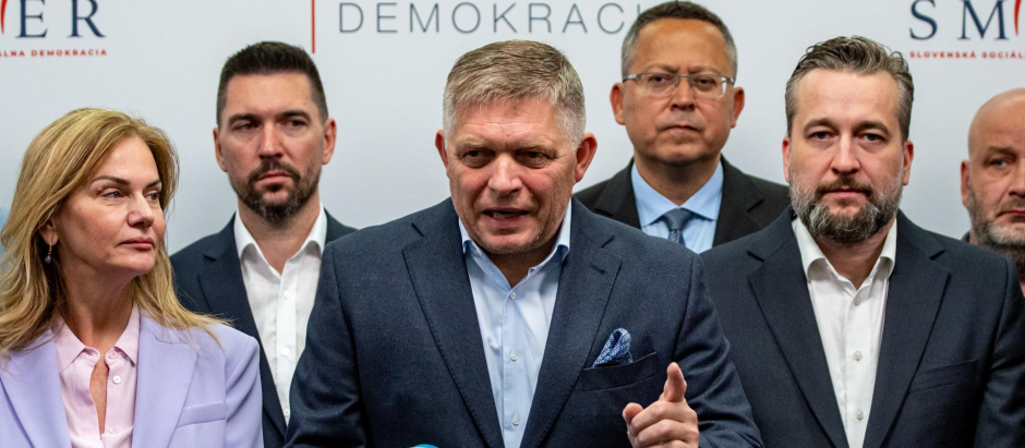 Bratislava (Slovakia (slovak Republic)), 01/10/2023.- Slovak former Prime Minister and chairman of the Smer-SD party Robert Fico (C) talks to media after Slovakia's parliamentary elections at party's headquarters in Bratislava, Slovakia, 01 October 2023. According to official results, Smer-SD party with leader Robert Fico won the parliamentary elections with almost 23 percent. Progresivne Slovensko party (Progressive Slovakia) ended up behind him, with almost 18 percent. (Elecciones, Eslovaquia) EFE/EPA/MARTIN DIVISEK