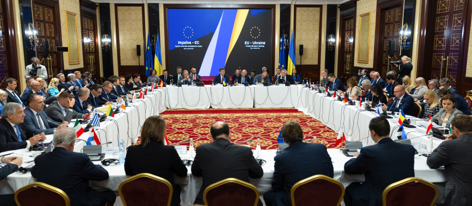 Momento de la reunión mantenida entre los representantes europeos y los ucranianos en Kiev