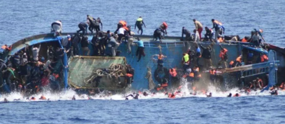 Momento del naufragio del barco con 550 personas a bordo frente a las costas de Lampedusa