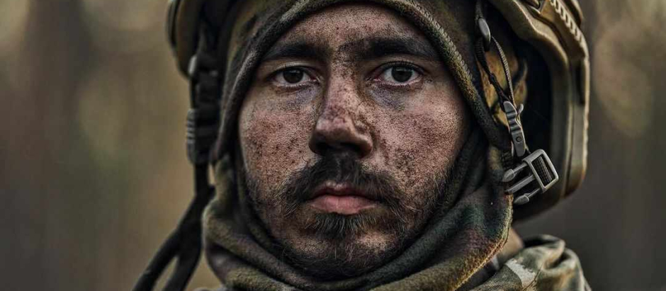 Soldado ucraniano en el campo de batalla