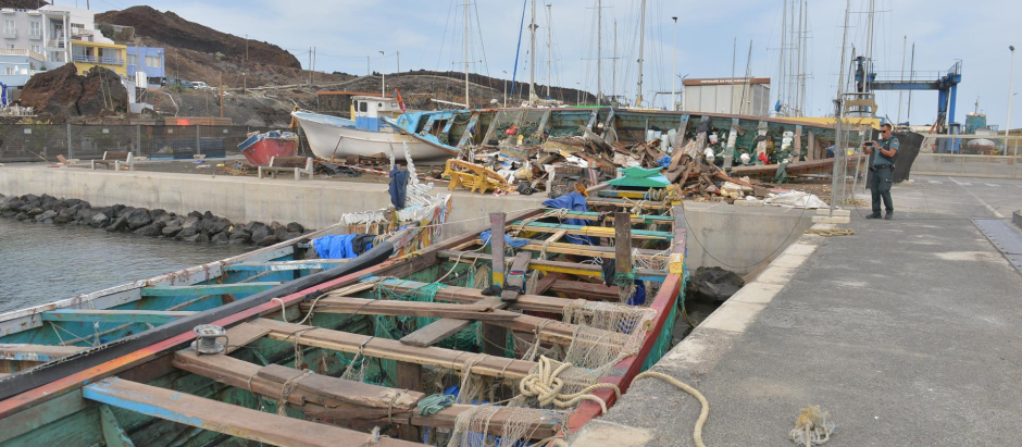 Los cayucos se acumulan en el puerto de La Restinga, en la isla de El Hierro (Canarias)
