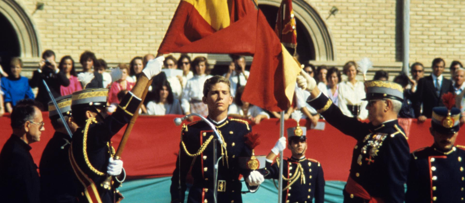 El actual Rey Felipe VI pasa bajo la bandera de España en su Jura de Bandera, en el año 1985