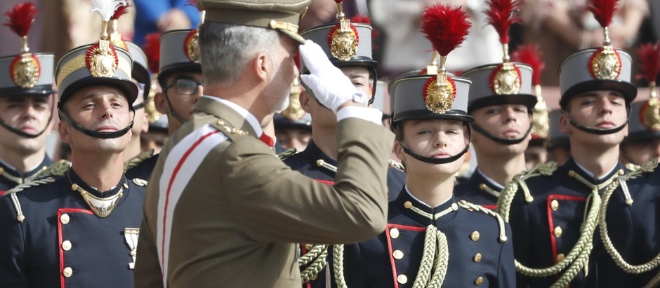 Momento en el que el Rey Felipe VI pasa ante su hija en el paso de revista