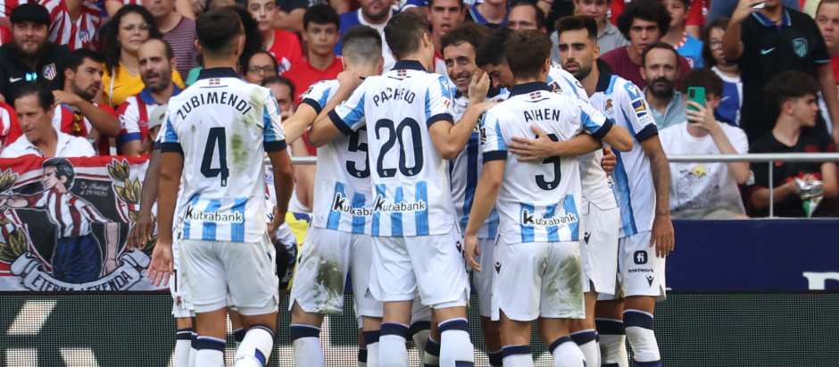 Los jugadores de la Real celebran el gol del empate de Mikel Oyarzabal