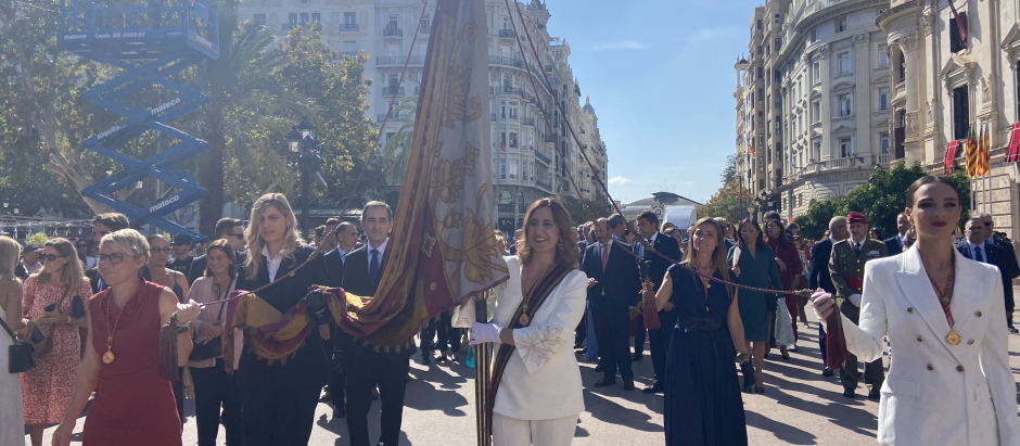 La alcaldesa de Valencia, María José Catalá, portando la Real Señera durante la festividad del 9 de Octiubre.