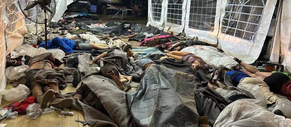 Una fotografía de algunos de los cadáveres encontrados en el festival de música masacrado por Hamás cerca de Gaza