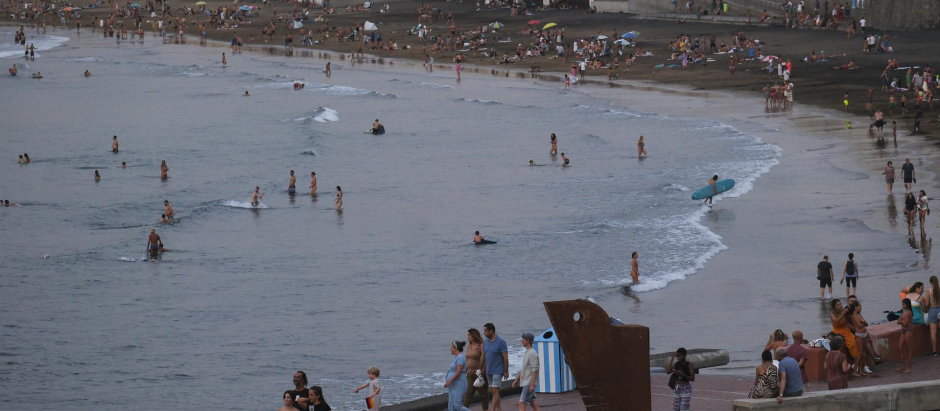 La playa de Las Canteras de Las Palmas de Gran Canaria seguía repleta de bañistas y paseantes al atardecer, pasadas las 20.00 horas, después de otro día de intenso calor en las islas.