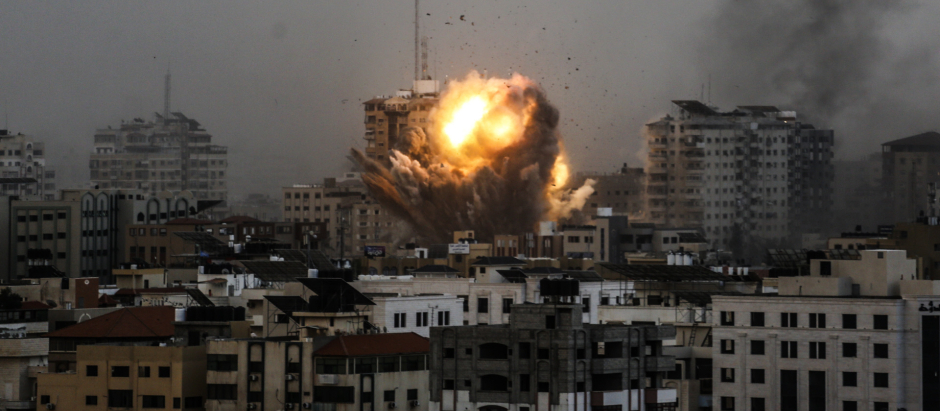 Los ataques de ambos bandos continúan e Israel ha ordenado un «asedio completo» en la Franja de Gaza