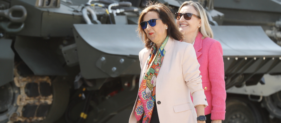 62dc2836238a2738e13496La ministra de Defensa en funciones, Margarita Robles, acompañada por la secretaria de estado de Defensa, Amparo Valcarce (d), durante su visita a la fábrica de Santa Bárbara Sistemas en Alcalá de Guadaír