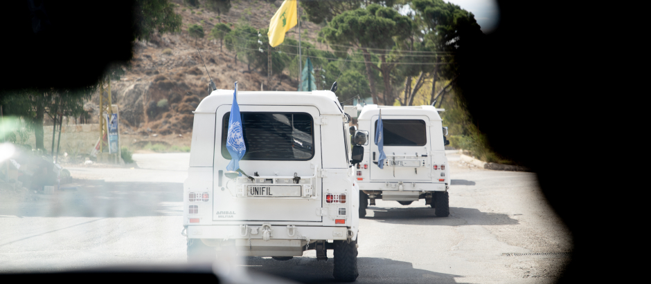 Un vehículo de UNIFIL pasa por delante de una bandera de Hezbolá, el partido y milicia chií libanesa