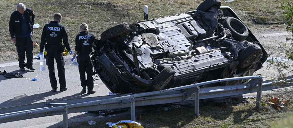 Agentes de policía trabajan en el lugar del accidente de una furgoneta, en Alemania
