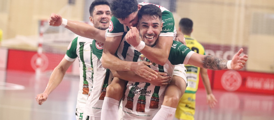 los jugadores del Córdoba Patrimonio celebran un gol