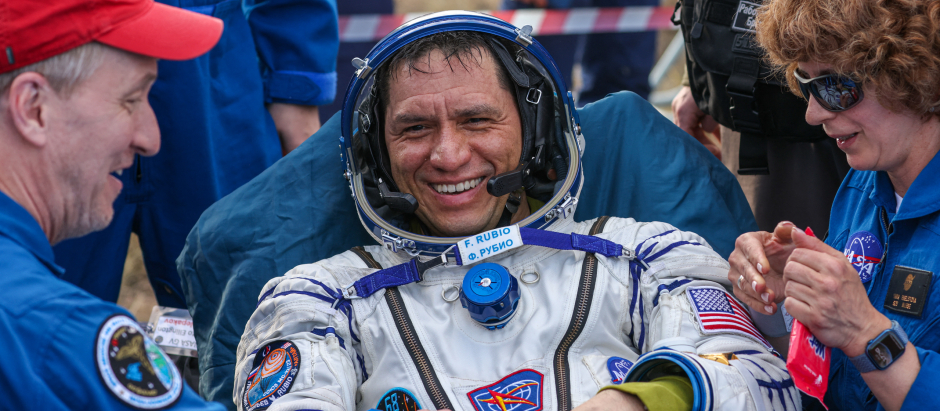 El astronauta de la NASA Frank Rubio, asistido tras su regreso a la Tierra el pasado 27 de septiembre