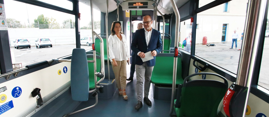 Ana Tamayo y Bernardo Jordano, en uno de los nuevos autobuses
