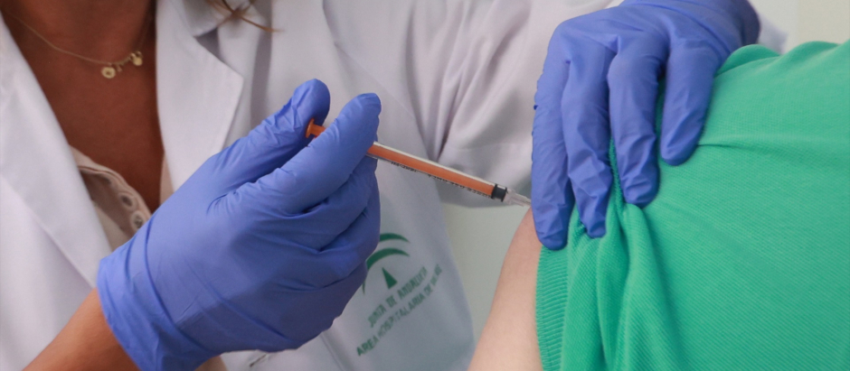 Un hombre se vacuna contra la gripe y la covid en un centro de salud de Sevilla