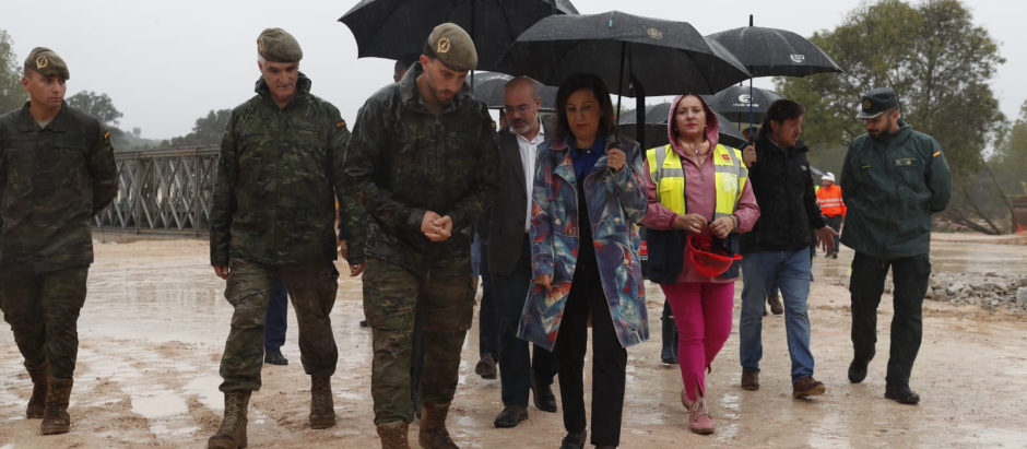 la ministra de Defensa, Margarita Robles visita al puente militar instalado por el Ejército de Tierra en Aldea del Fresno (Madrid)