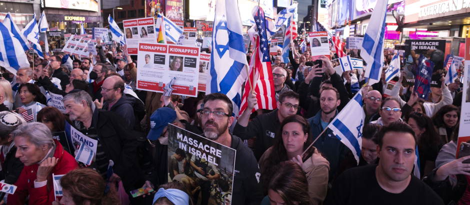 La gente se reúne durante una manifestación en apoyo de Israel en Times Square, Nueva York, Nueva York