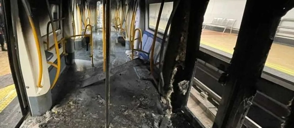 Así quedó el vagón de Metro apagado por los bomberos tras arder un patinete
