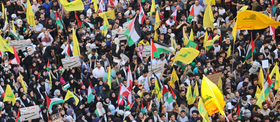 La gente participa en una manifestación organizada por el grupo chiita libanés Hezbolá en los suburbios del sur de Beirut