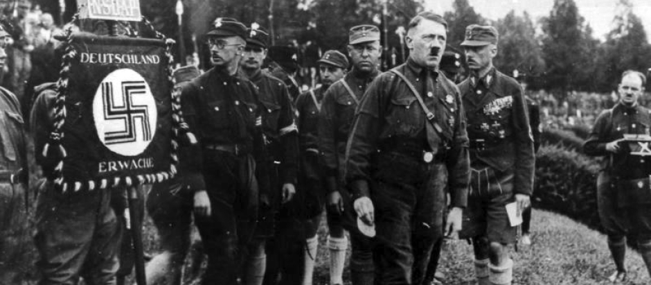 Hess (segundo desde la izquierda, detrás de Heinrich Himmler) fue uno de los primeros miembros del NSDAP