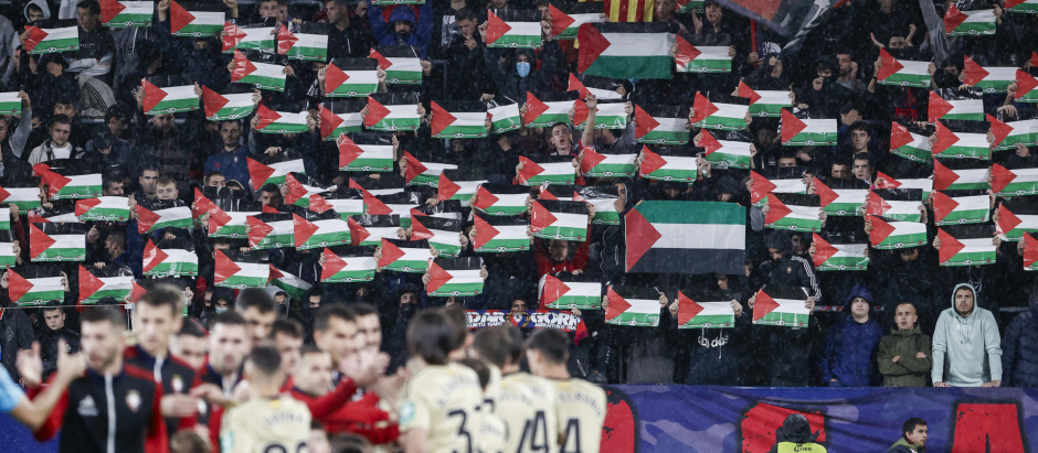 Decenas de banderas palestinas en el Estadio de El Sadar, en Pamplona