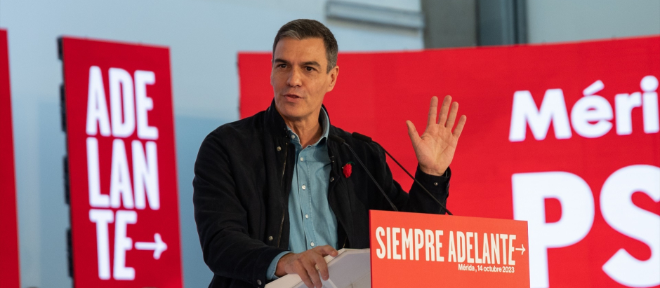 El secretario general del PSOE y presidente del Gobierno en funciones, Pedro Sánchez, interviene durante un acto público del partido, en la Institución Ferial de Mérida, a 14 de octubre de 2023, en Mérida, Badajoz, Extremadura (España). Sánchez participa en este acto tras finalizar ayer, 13 de octubre, su primera ronda de contactos para tantear posibles apoyos a su investidura.
14 OCTUBRE 2023;ACTO;PSOE;PRESIDENTE;CANDIDATO;PRESIDENCIA;POLÍTICA
Andrés Rodríguez / Europa Press
14/10/2023