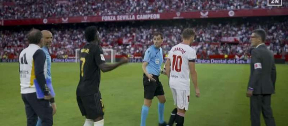Vinicius y De Burgos Bengoetxea hablan durante el partido