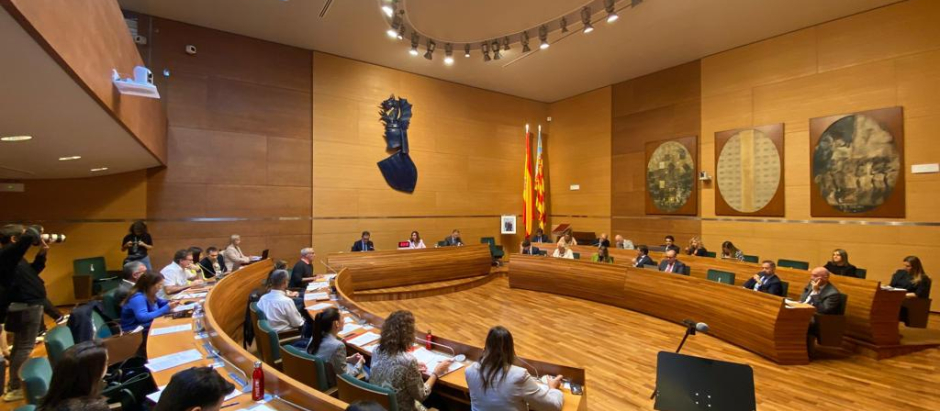 La Corporación municipal de Valencia ha celebrado el Pleno en la Diputación de Valencia por las obras en el Ayuntamiento