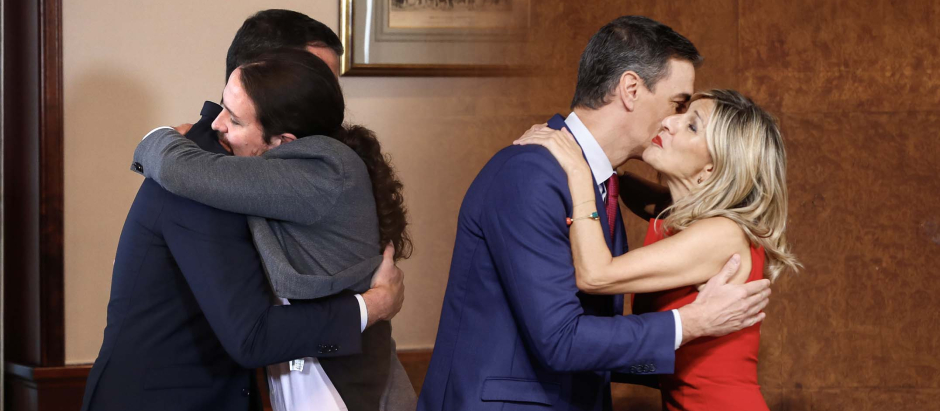 Pedro Sánchez junto a Pablo Iglesias y Yolanda Díaz tras las firmas de los respectivos acuerdos de gobierno en 2019 y en 2023