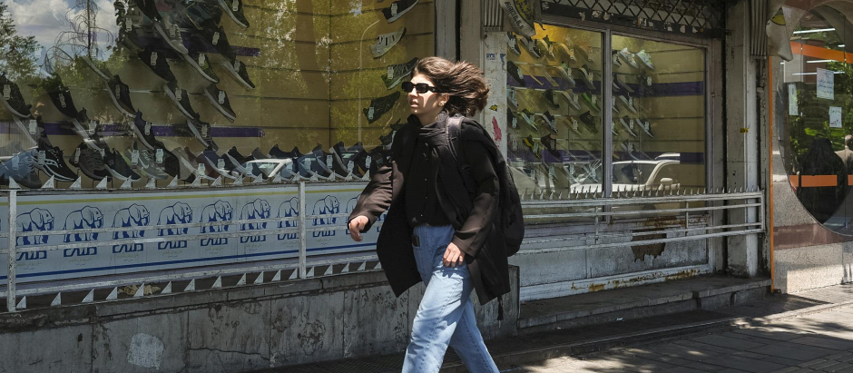 Una mujer camina sin velo en una calle de Teherán, Irán