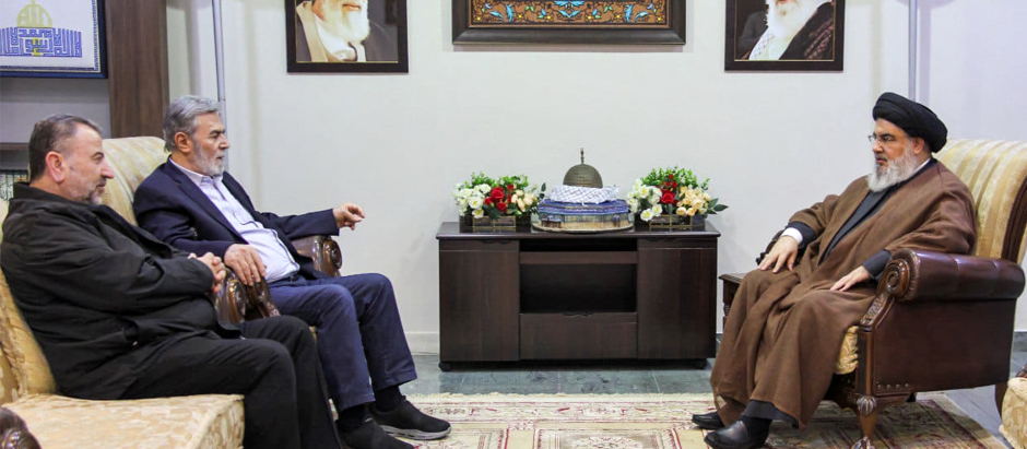 El secretario general del grupo, Hassan Nasrallah, junto con el secretario general de la Yihad Islámica, Ziad Nakhale y el subjefe de asuntos políticos de Hamás, Saleh al-Arouri