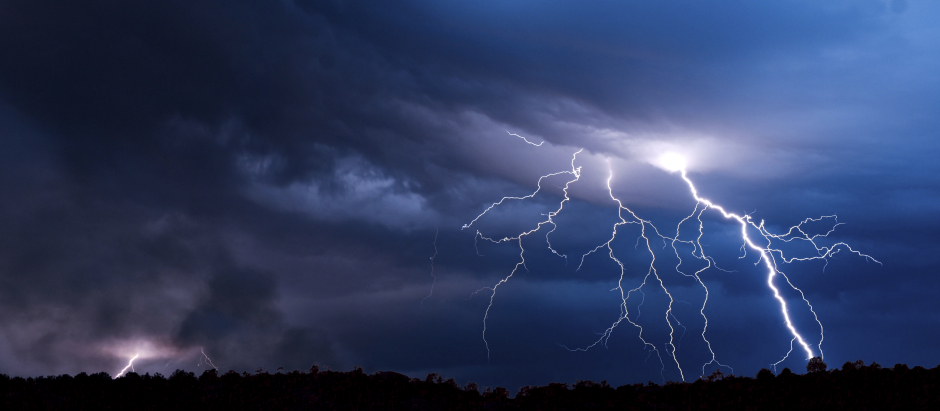 Imagen de un rayo en medio de una tormenta