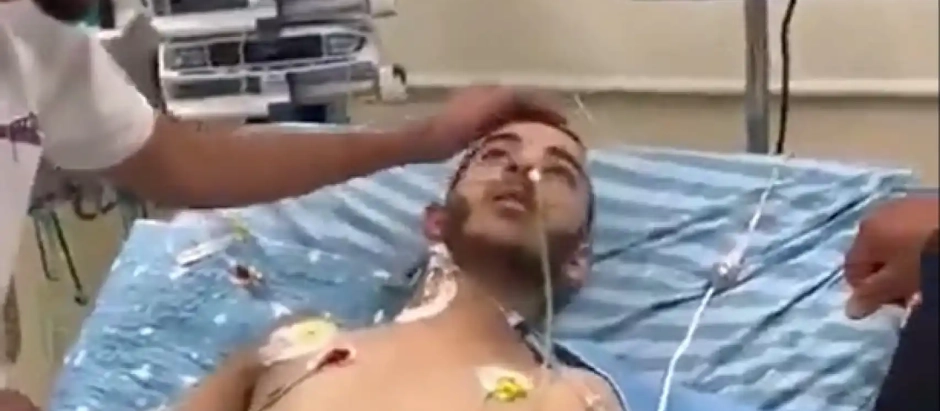 El actor y músico palestino en una de sus interpretaciones de moribundo en el hospital