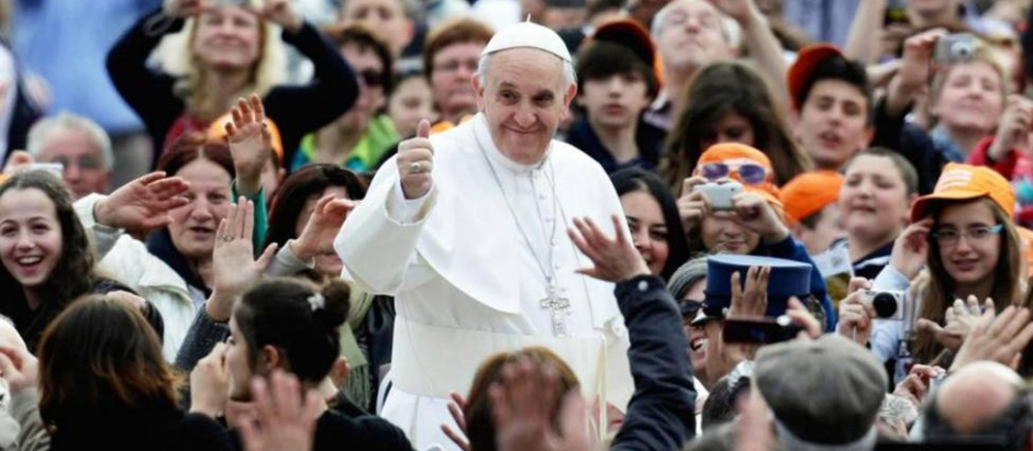 Papa saludando a jóvenes